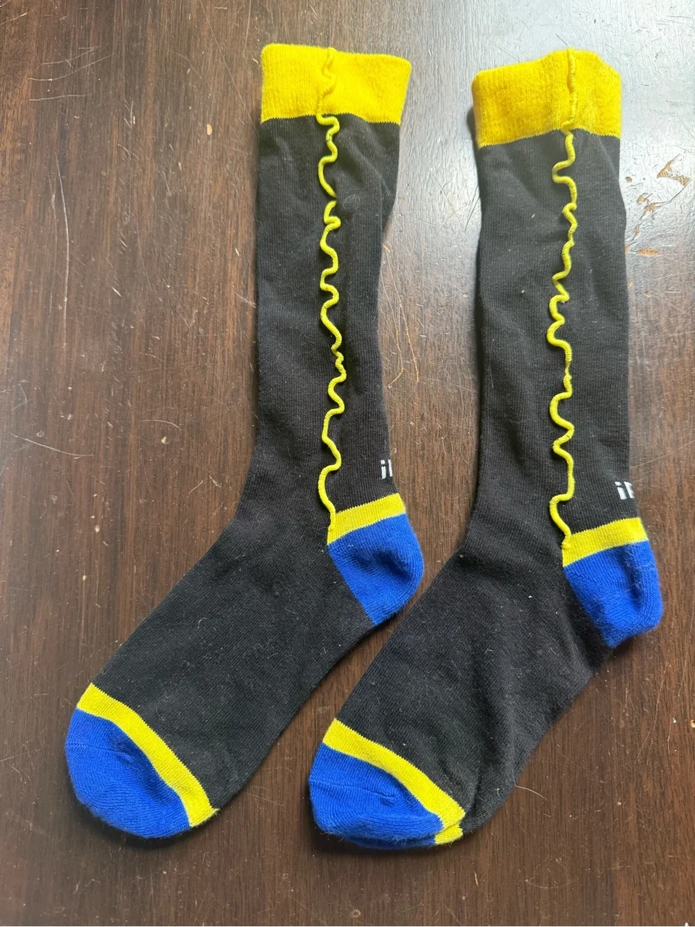iRi WIGGLE BLACKBERRY KNEE SOCKS
